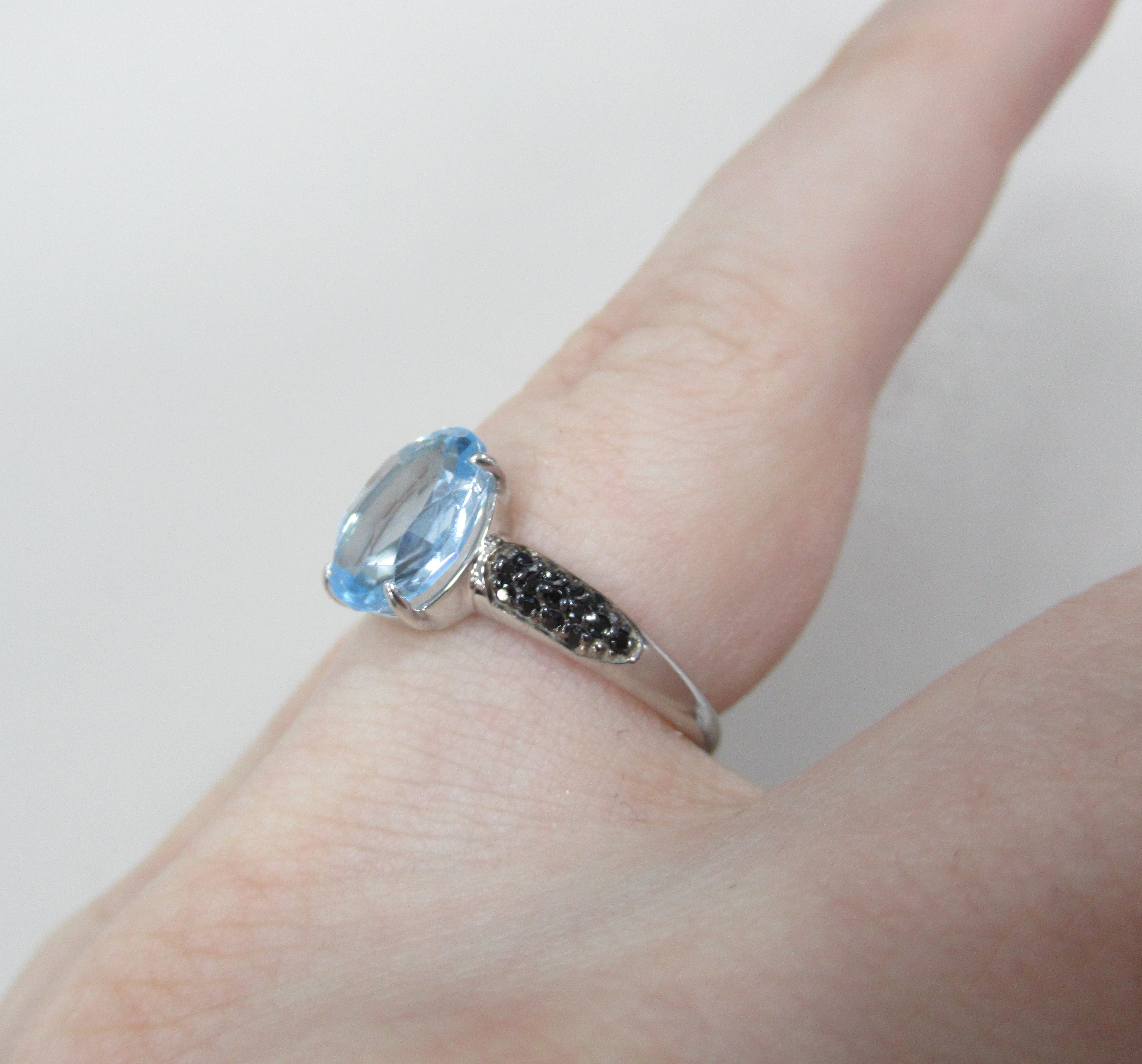 Серебряное кольцо с топазом